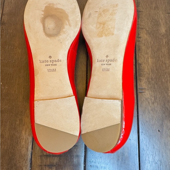 Kate Spade New York Red Patent Leather Flats Bow Spade Gold Charm - Picture 6 of 11